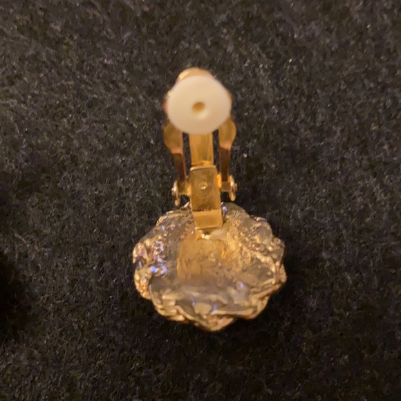 Vintage Gold faux pearl clip-on earrings - Picture 4 of 8